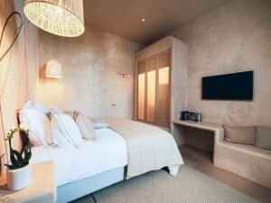 Stays Hundreds of hotels, B7B's available anywhere on earth