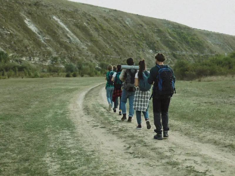 High-quality experience-based corporate gifting trends 2025 showing employees enjoying personalized recognition rewards.